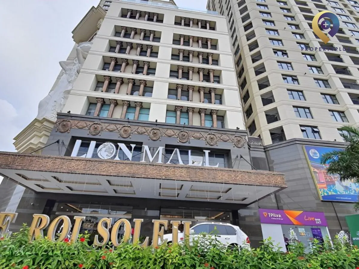 Lối vào chính tòa nhà D. Le Roi-Soleil với biển hiệu nổi bật